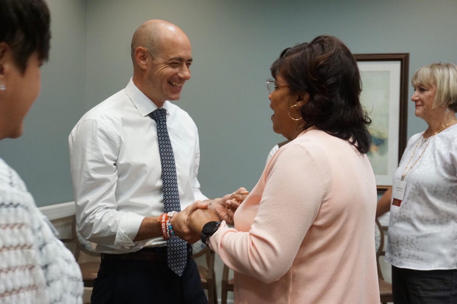 Landsman shaking hands with a woman