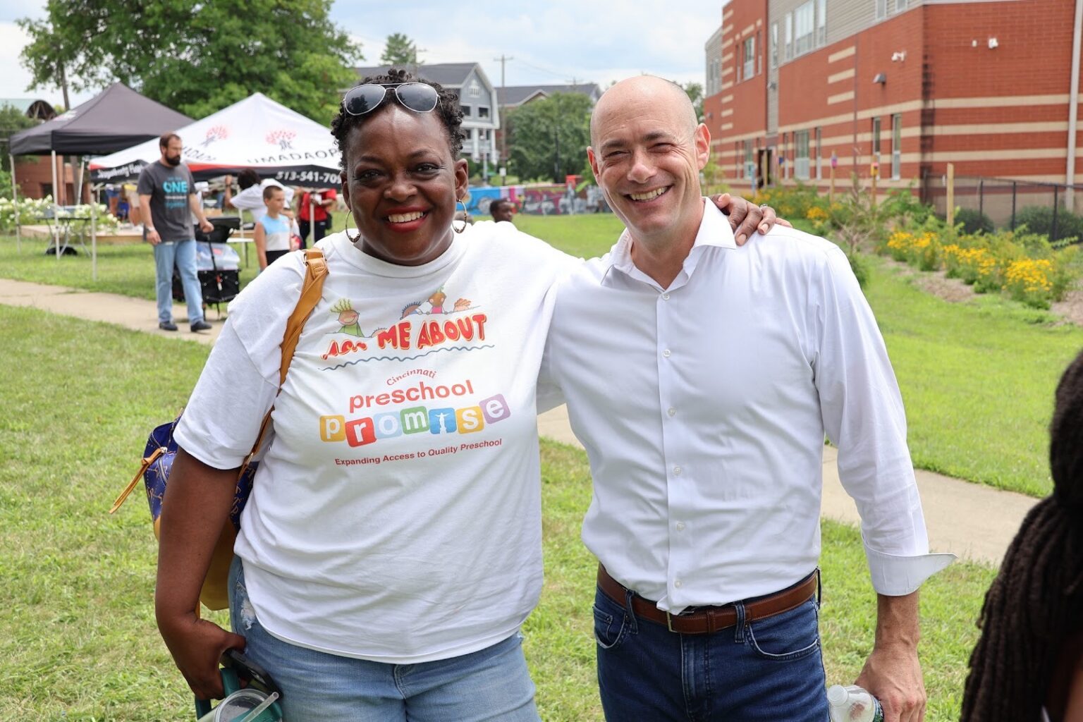 Landsman taking a photo with a woman at an event